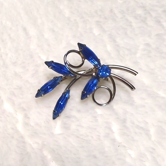Jewelry - Vintage 60's Elegant Blue Marquis Shaped Rhinestone Brooche